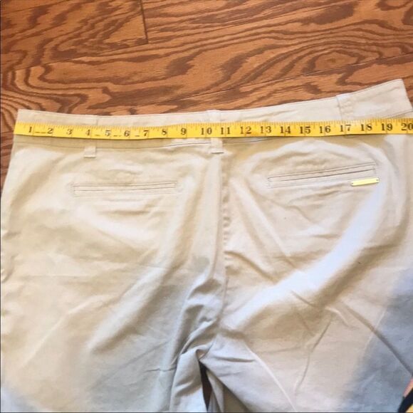 New York & Co Khaki Shorts: The Perfect Addition to Your Summer Wardrobe Sz 18 - Picture 7 of 10